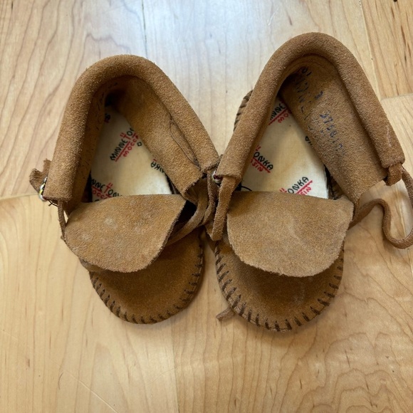 NEW Minnetonka Moccasins with Embroidered Detailing Leather Suede Braided Bootie - Picture 13 of 14